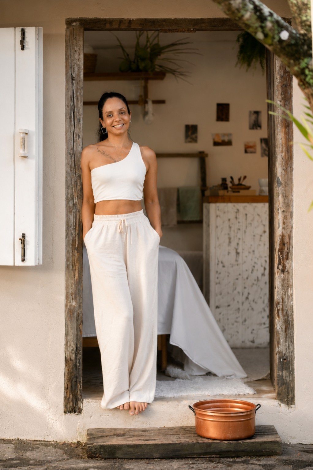 Lorena Milagre na entrada da Amão Terapias Corporais